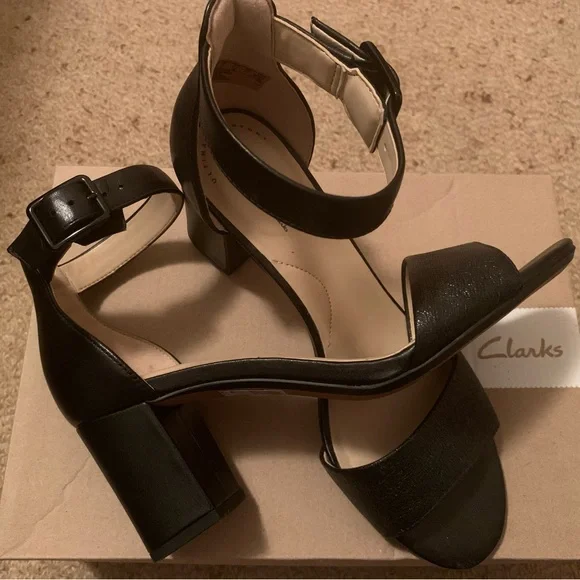 ✨Host Pick✨ Clarks Black Leather Heels Size 6 - Picture 2 of 3